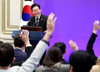 정부 "北억류 국민 문제 시급성 인식…남북대화로 해결 위해 노력 중"