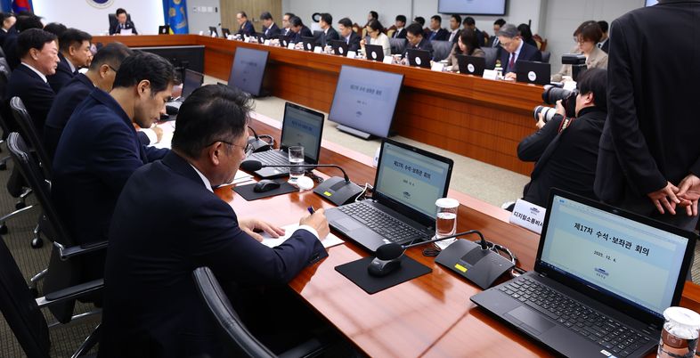 '현지 누나' 김남국, 대통령실서 사직서 수리…野 "김현지는?"