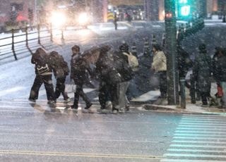 서울 첫눈 펑펑·수도권 대설주의보...퇴근길 ‘빙판 조심’