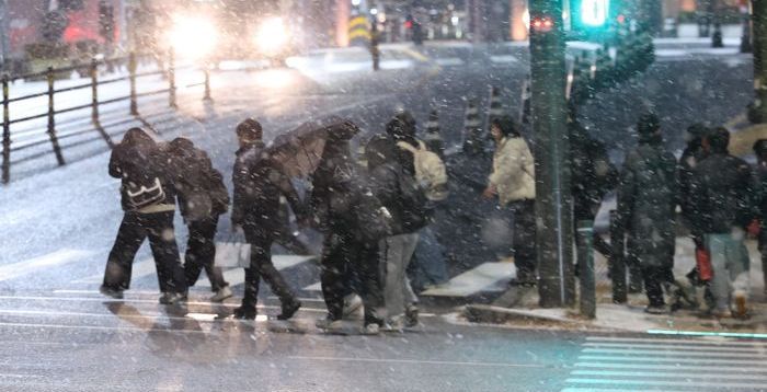서울 첫눈 펑펑·수도권 대설주의보...퇴근길 ‘빙판 조심’