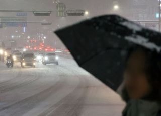 올겨울 첫눈에 퇴근 대란...서울 도로 곳곳 통제