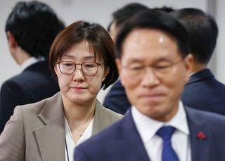 "현지누나" 한 줄의 문자가 드러낸 권력의 실체