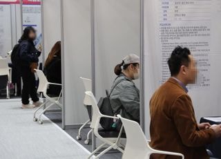 AI 확산에 중간숙련직 붕괴 가능성…사라진 일자리, 남은 노동가치 [인공지능과 노동 ④]