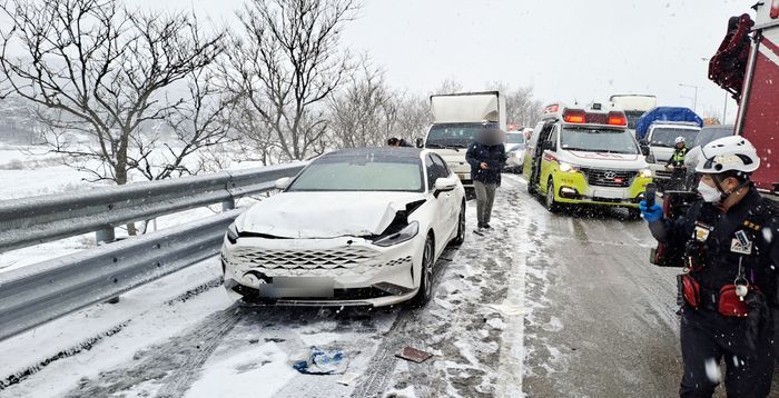 겨울철 미끄럼 교통사고, 12월이 가장 위험…“눈·비 뒤 5일까지 사고 지속”