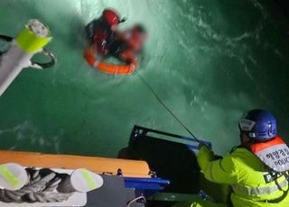 '실종된 3명 구조 중' 태안 천리포 인근서 어선 전복…1명 심정지·3명 구조