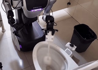 [영상] 변기 닦는 로봇 등장..."우리 집에 보내 달라"