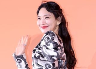 #12월의 신부 신민아 #전도연-김고은, 10년 만에 재회한 스릴러로 재회 #K리그 영광의 수상자들 [D:주간 사진관]