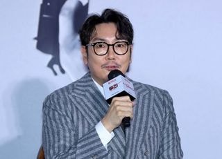 이정석, 조진웅 옹호? "너희는 그리 잘 사냐. 안타깝고 더럽다"