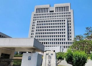 재판 불출석 피고인 소환 노력 없이 형 선고…대법 파기환송