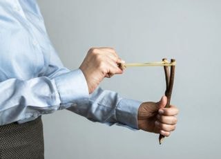 "왜 욕해" 중학생들에게 새총으로 바둑알 날린 50대