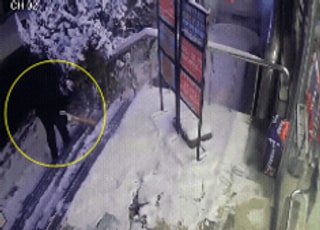 [영상] "대가 없이 13분간 눈 치워준 배달기사" CCTV 보니...