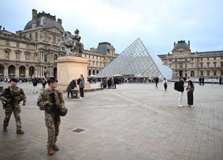 보석 도둑 맞고, 물까지 새고…난리 난 그 박물관