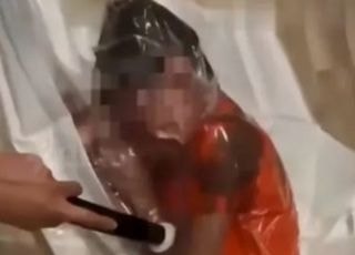 '윙~' 아들을 진공 포장?...조회수에 미친 母