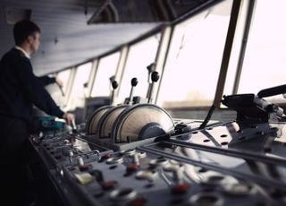 60%가 노인…내항 선원 고령화, 대형 사고 ‘시한폭탄’ [소외된 선원들③]