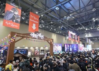 AGF 2025 스마일게이트관에 1만3000명 모였다…'미래시' 눈도장