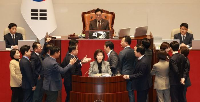 나경원 필리버스터 10분 만에 마이크 끈 우원식…野 "독단적 폭거" 반발
