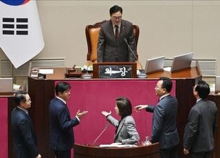 나경원, 필리버스터 도중 정회 선포에 "전세계적으로도 유례 없을 것"