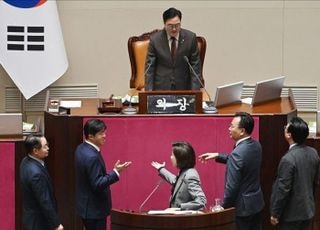 나경원, 필리버스터 도중 정회 선포에 "전세계적으로도 유례 없을 것"