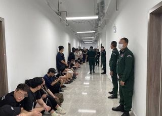경찰, 캄보디아 범죄단지 급습해 조직원 51명 검거…고문당하던 20대 구출