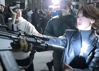 "안귀령 '총기 탈취'는 연출…촬영 전 화장까지" 前707특임단장 주장
