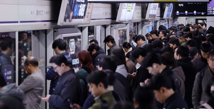 [속보] '출근길 대란' 피했다, 철도노조 파업 유보…열차 정상 운행