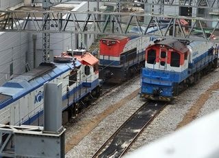 [속보] '출근길 대란' 피했다, 철도노조 파업 유보…열차 정상 운행