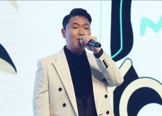 경찰, ‘수면제 대리 수령 의혹’ 싸이 소속사·차량 압수수색