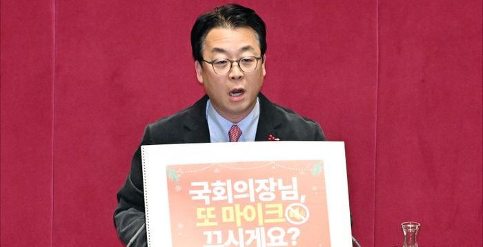"또 마이크 끄시게요?" "판검사 협박"…'필버 극한대치' 나선 국민의힘
