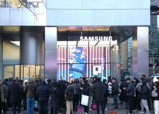 "없어서 못 산다"…삼성 '갤럭시 Z 트라이폴드' 5분 만에 완판