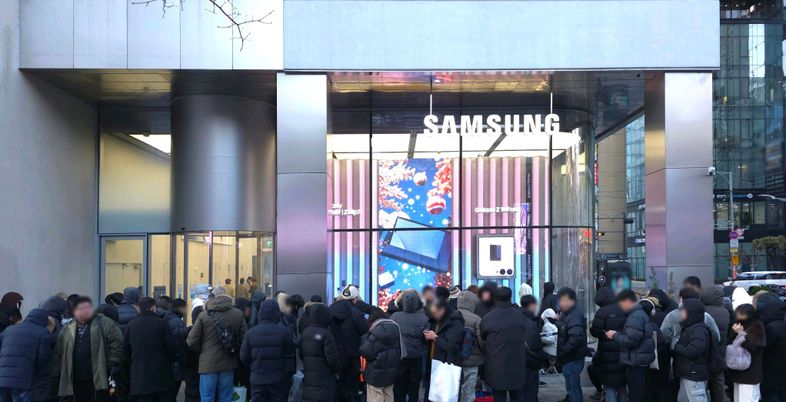 "없어서 못 산다"…삼성 '갤럭시 Z 트라이폴드' 5분 만에 완판