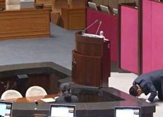송석준의 용기 있는 큰절…"국민께 계엄 사죄" 필리버스터 중 '넙죽'
