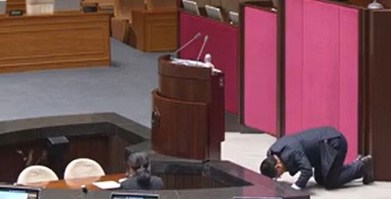 송석준의 용기 있는 큰절…"국민께 계엄 사죄" 필리버스터 중 '넙죽'