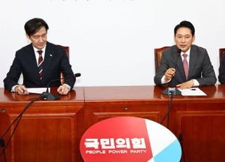 장동혁~조국 대장동 토론 추진 '핑퐁게임'…결국 서로 비난 양상