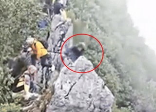 [영상] 셀카가 뭐라고?...정상에서 추락한 관광객