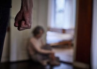 70대 노모 폭행해 사망케 한 40대 남매 구속