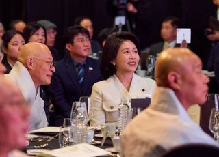 영부인 "연꽃이 진흙 속에서 향기 피워내듯"…불교 지도자들과 만찬