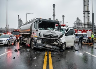 울산 남구서 탱크로리 차량-승합차 충돌... 1명 사망·5명 중상