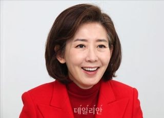 "李대통령, '책 속에 외화 끼워 밀반출' 수법 어찌 이리 소상히…"