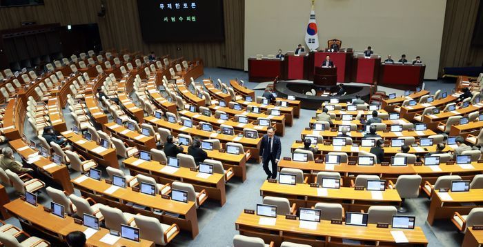 주말휴일 내내 필리버스터…여야 극한 대치 언제까지