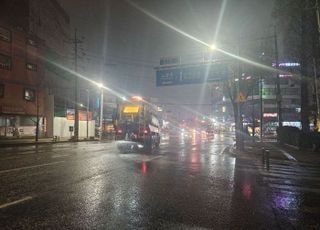 수원특례시, 블랙아이스 대비해 도로에 제설제 302t 살포