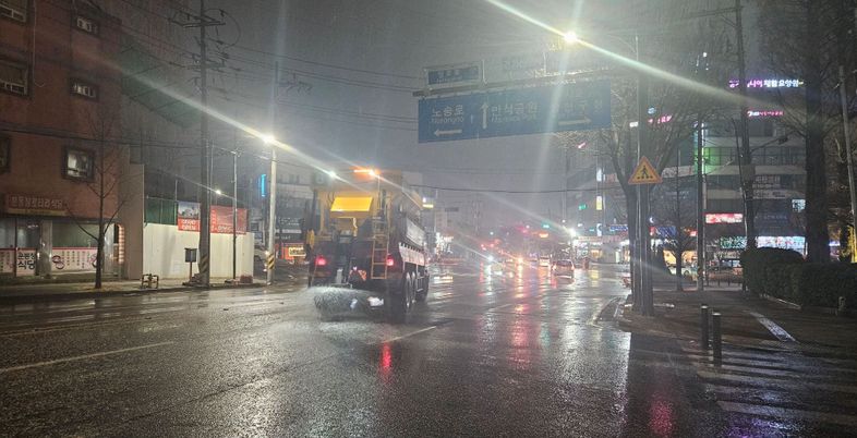 수원특례시, 블랙아이스 대비해 도로에 제설제 302t 살포