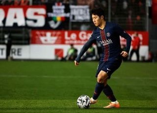 '챔스 외면' PSG 이강인, 리그 풀타임·선제골 어시스트…황희찬 옐로카드