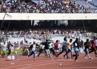 “메시 못 봤잖아!” 격분한 인도 관중들, 물병 던지고 난입…주총리 사과