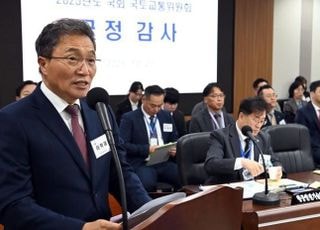 李 '공개질타'에…인천공항사장 "직원도 모르는 책갈피 달러, 온세상 알려져 걱정"