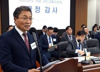 李 '공개질타'에…인천공항사장 "직원도 모르는 책갈피 달러, 온세상 알려져 걱정"