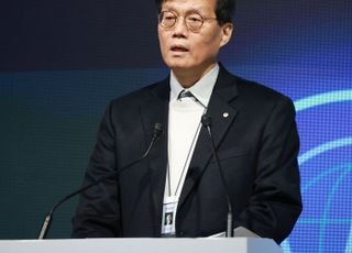 한은, 1년 점도표 도입 검토…"금통위원 금리 전망 공개 실험"