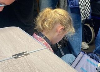 영국 공주가 열차 바닥에?...털털한 매력 폭발