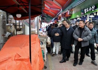 김동연, 지난달 트럭 돌진 사고 발생한 부천 제일시장 다시 찾아 피해수습 점검