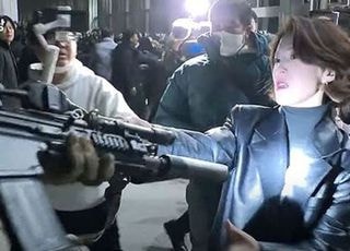 "안귀령, 화장 고치고 총기 탈취 연출" 주장한 김현태, 고소당했다