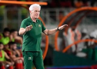 베일에 감춰진 남아공 축구, 감독이 경계 대상 1호?